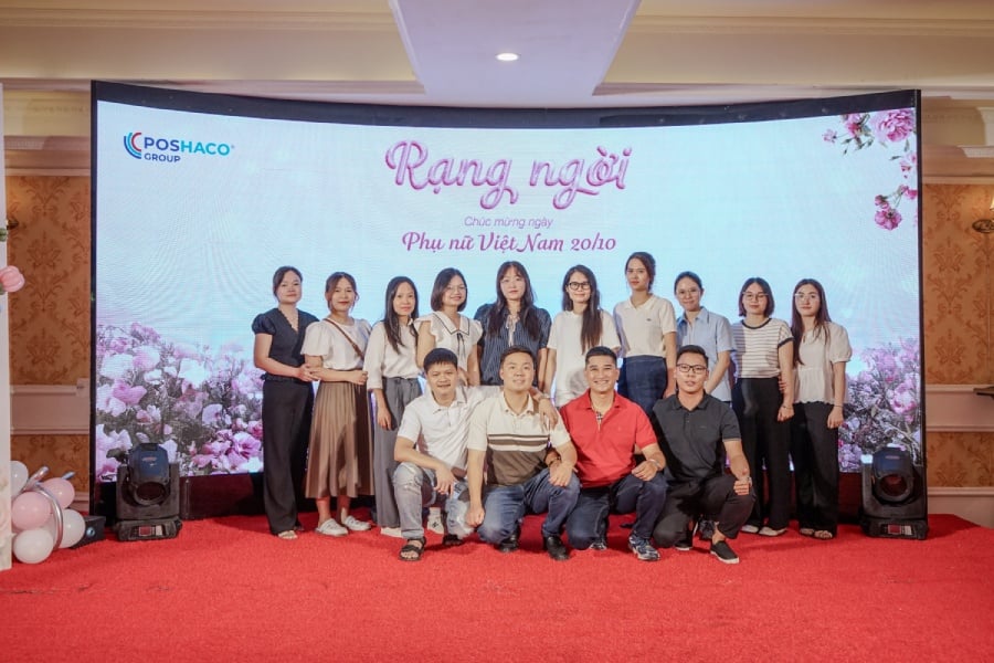 Tập thể Poshaco trong sự kiện nội bộ