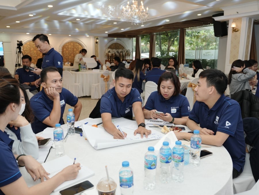 Nhân sự Poshaco thảo luận trong chương trình đào tạo