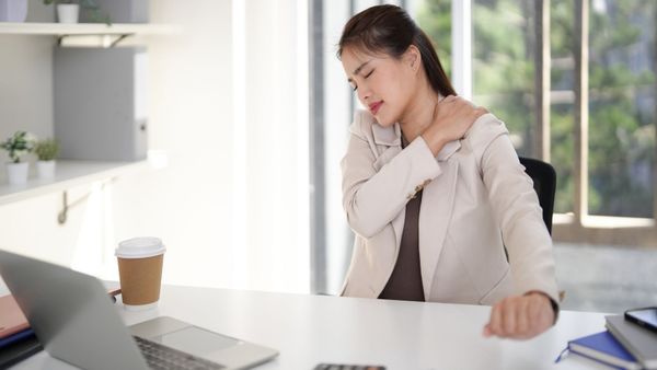 CÁCH GIẢM ĐAU CỔ VAI GÁY BÊN TRÁI