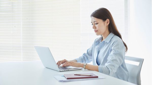 CÁCH NGỒI LÀM VIỆC ĐÚNG TƯ THẾ