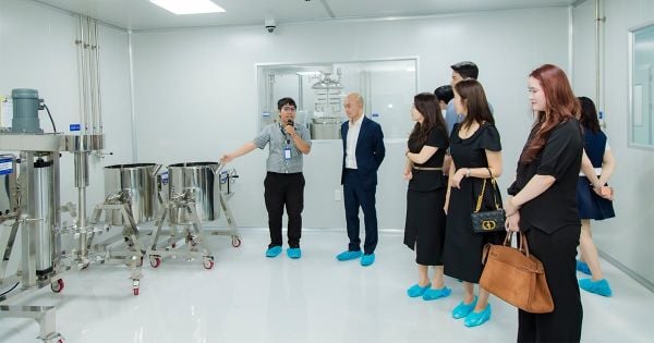 Khách mời tham quan dây chuyền sản xuất và quy trình kiểm soát chất lượng tại Nhà máy BOB 01.