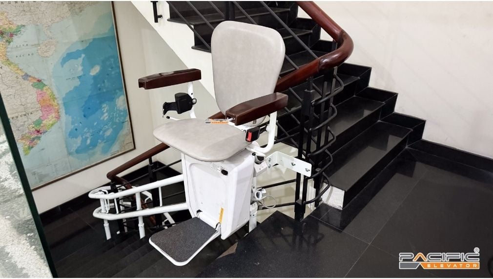 Hình ảnh thang ghế stairlift tại công ty thang máy Pacific nhằm phục vụ cho khách hàng đến trải nghiệm trực tiếp
