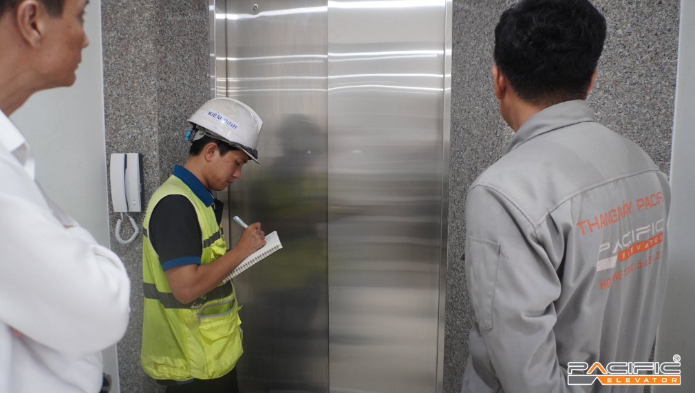 Hình ảnh kiểm định viên kiểm tra thông số kỹ thuật thang máy