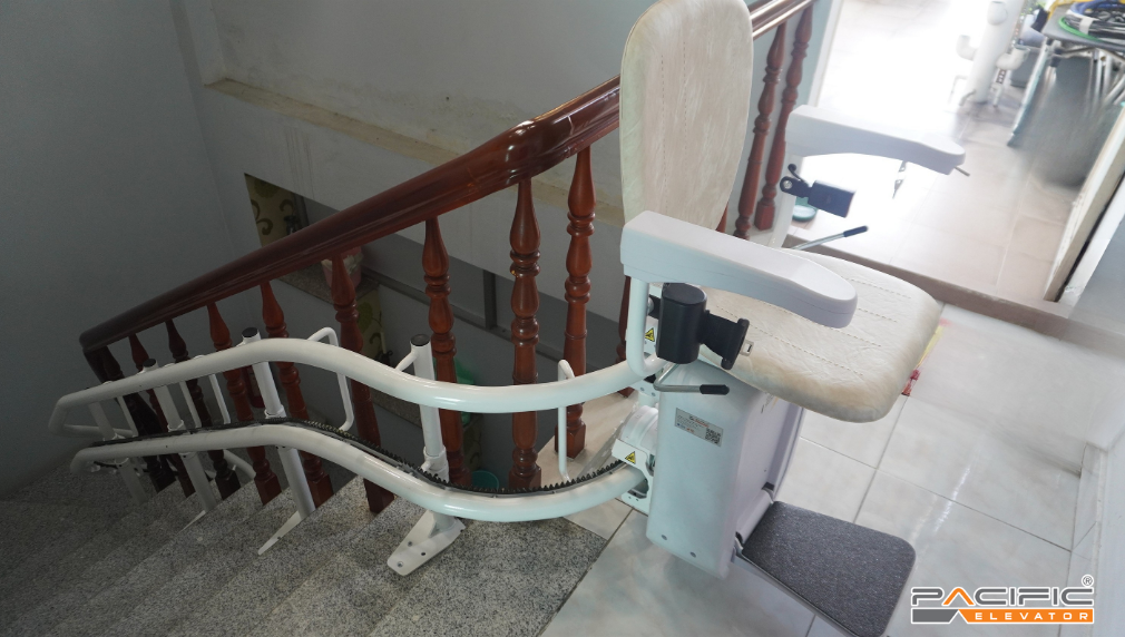 Hình ảnh thang ghế Stairlift Pacific được lắp đặt tại nhà khách hàng