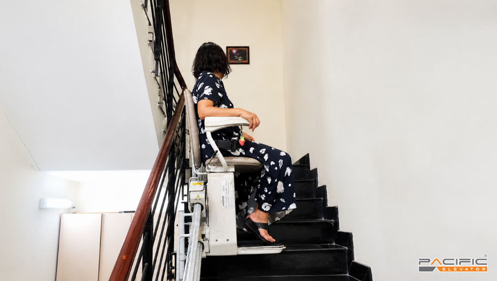 Hình ảnh thực tế khách hàng trải nghiệm trực tiếp thang ghế Stairlift tại Thang máy Pacific