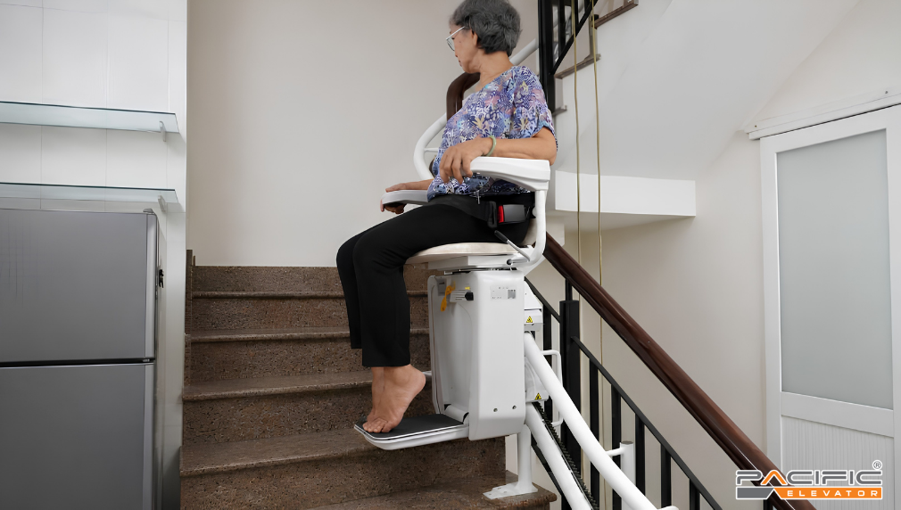 Thang ghế Stairlift vận hành êm ái chỉ với một nút bấm