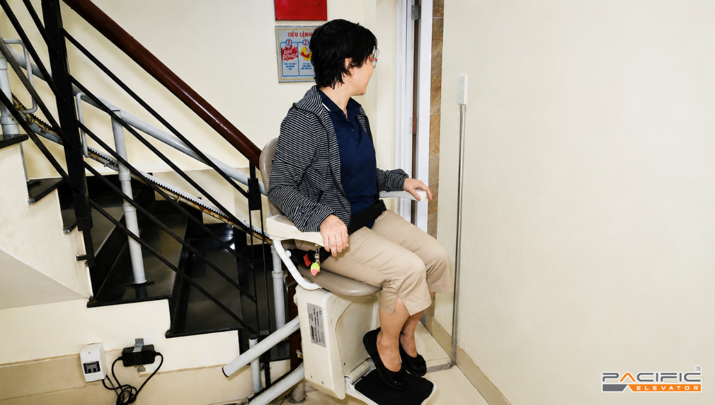 Hình ảnh thực tế khách hàng trải nghiệm trực tiếp thang ghế Stairlift tại Thang máy Pacific