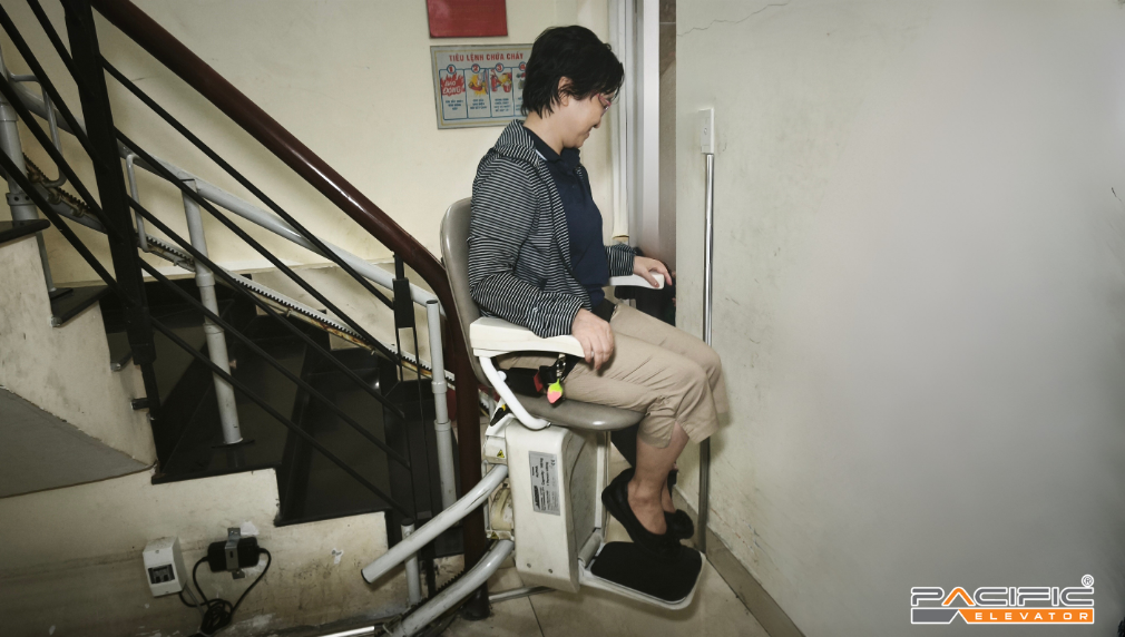 Khách hàng sử dụng thang ghế Stairlift Pacific