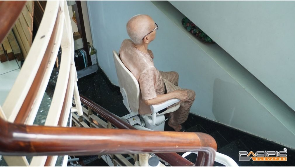 Hình ảnh người lớn tuổi sử dụng thang ghế Stairlift trong di chuyển