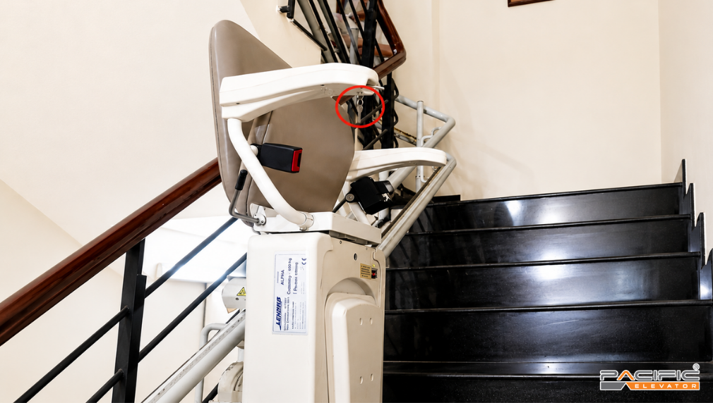 Hình ảnh chìa khoá cơ được trang bị trên thang ghế Stairlift Pacific (Ghế thang máy)