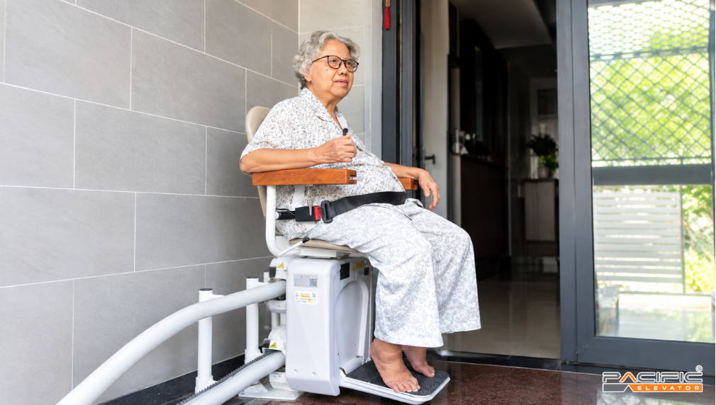 Cô Hương (Quận 7 cũ) xúc động khi sử dụng thang ghế Stairlift Pacific