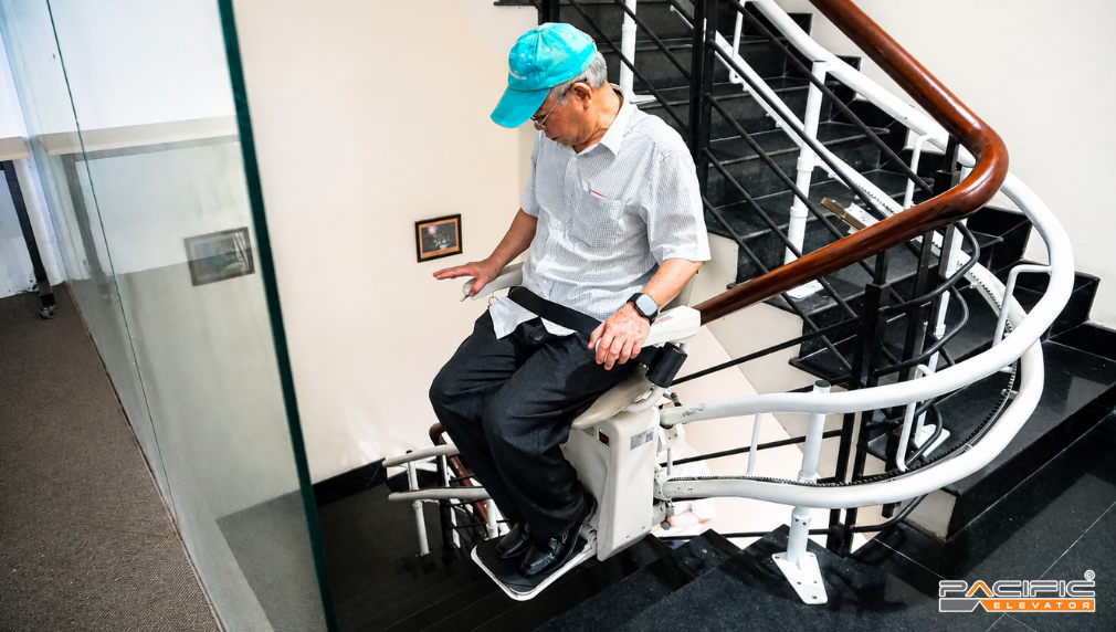 Hình ảnh người lớn tuổi sử dụng thang ghế Stairlift trong di chuyển