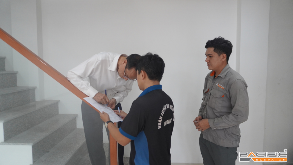 Khách hàng ký biên bản kiểm định thang máy đạt chuẩn
