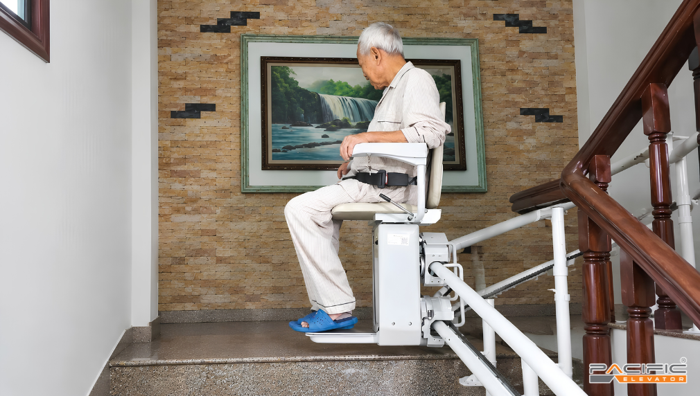 Hình ảnh người lớn tuổi ngồi trên thang ghế stairlift đúng tư thế