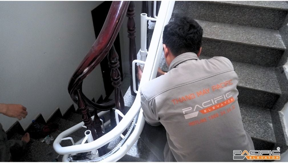 Hình ảnh kỹ thuật thang máy Pacific lắp đặt thang ghế Stairlift