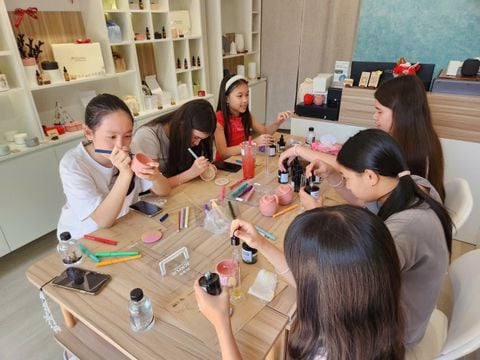 Workshop Trang Trí Ly Nến — Bé Vẽ, Vẽ, Tô Màu Để Tạo Thiết Kế Độc Lập