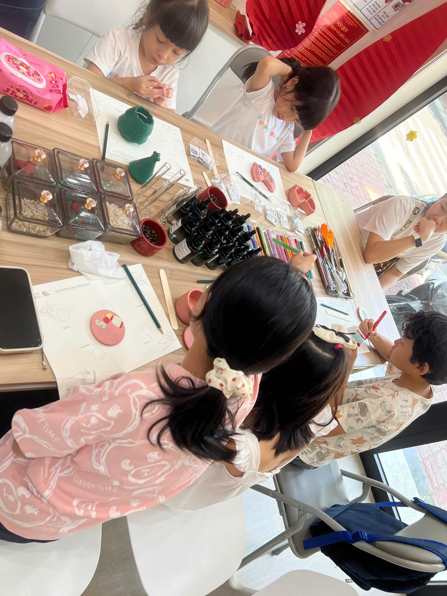 Workshop Quà Tặng Mẹ Ngày 10/5 - Tạo Nến + Gói Quà Tình Yêu Cùng Con Yêu