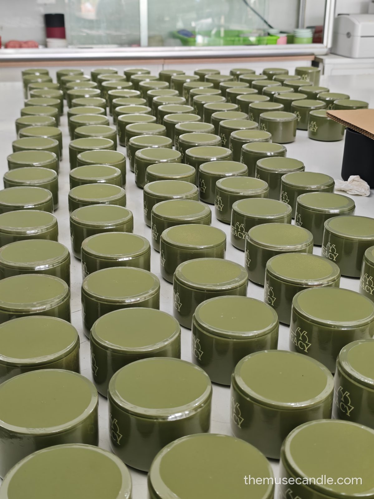 Xưởng The Muse Candle chuẩn bị hàng trăm cốc nến cho đơn quà Tết doanh nghiệp