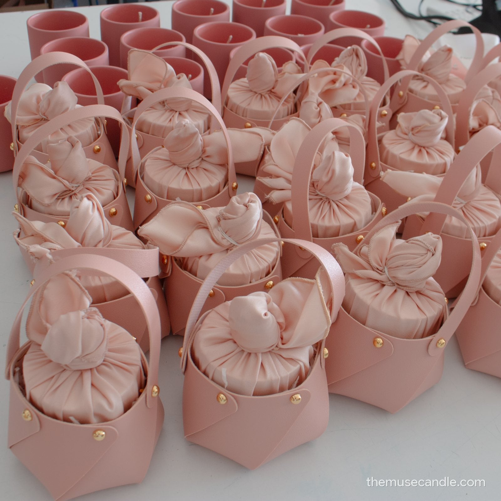 Đơn quà tặng nhân viên số lượng lớn, set túi da hồng xếp chờ giao tại The Muse Candle