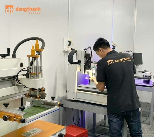 Ứng dụng công nghệ xử lý bề mặt sau đúc để in ấn logo chi tiết