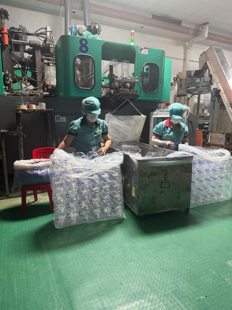 CÔNG NHÂN THỔI CHAI PET (Tuổi từ 18 đến 35)