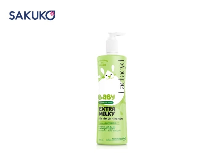Lactacyd Milky kết hợp vitamin và Acid Lactic nuôi dưỡng làn da bé mịn màng và bảo vệ da khỏi rôm sảy