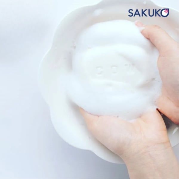 Ba mẹ có thể tạo bọt trước khi dùng hoặc thoa trực tiếp trên da bé