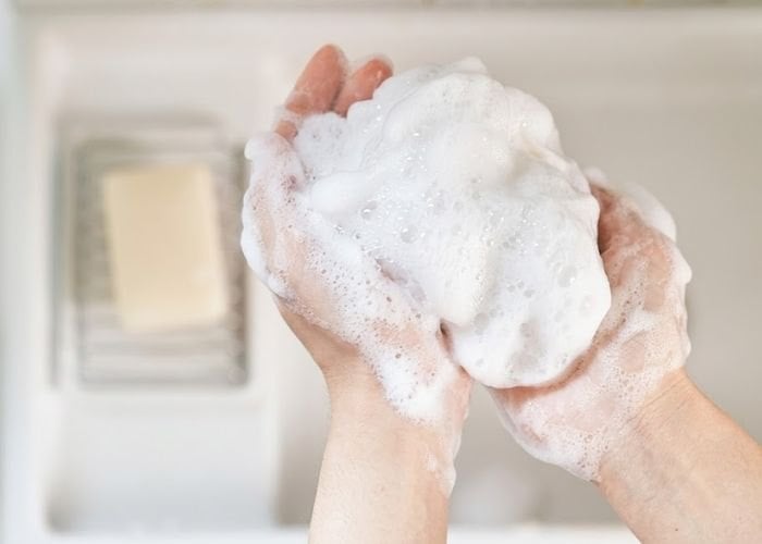 Tạo lớp bọt mịn mịn bằng lòng bàn tay trần cực tiết kiệm tại nhà