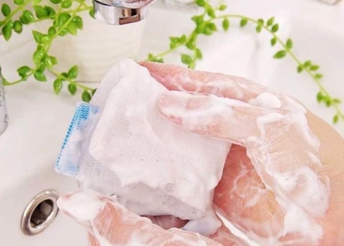 Sử dụng lưới chuyên dụng giúp tạo lớp bọt bông xốp cực nhanh