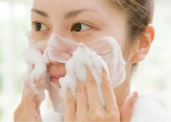 Tạo bọt sữa rửa mặt giúp làm sạch sâu và bảo vệ làn da