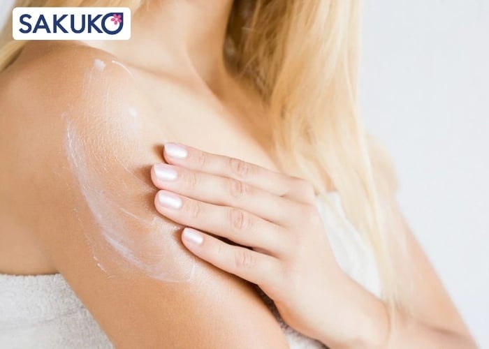 Tẩy da chết trước hay dùng sữa tắm trước?