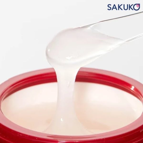 Kem dưỡng ẩm Shiseido Aqualabel với kết mọng nhẹ dạng gel dễ dàng thẩm thấu sâu mà không gây nhờn rít