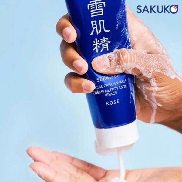 Lấy khoảng 2cm sữa rửa mặt Sekkisei cho mỗi lần sử dụng