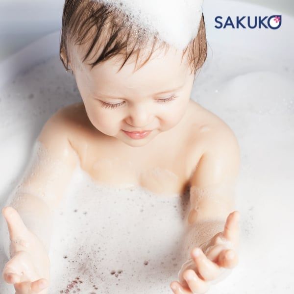 Ba mẹ có thể sử dụng Cow Baby Soap màu xanh để tắm và gội cho bé