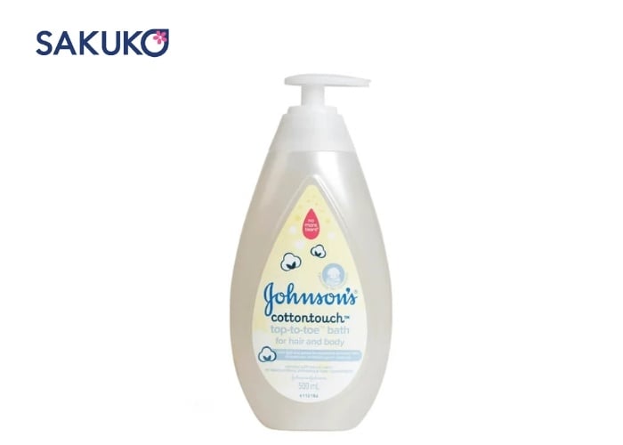 Johnson's Baby Cottontouch chứa sợi bông tự nhiên mang lại cảm giác mềm mại, giúp bề mặt da bé luôn mịn màng, đều màu