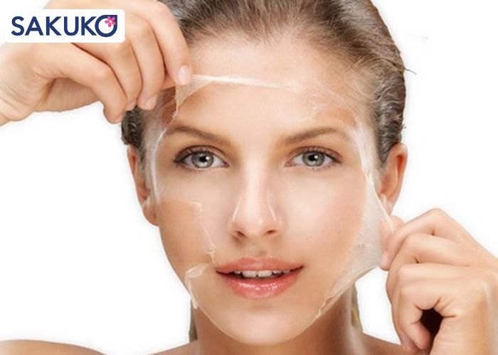 Phân biệt tẩy da chết hóa học và vật lý qua kết cấu và cơ chế tác động lên bề mặt da