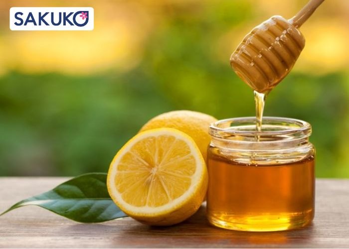 Chanh và mật ong giúp làm sạch sâu, kháng viêm cho da mặt.