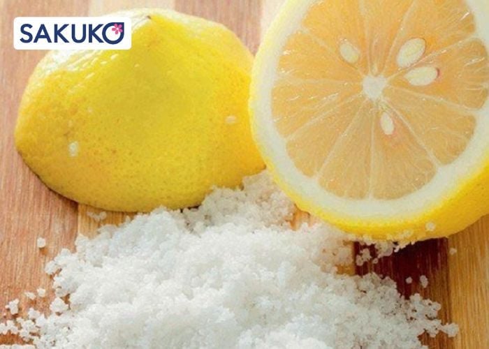 Chanh và muối biển hỗ trợ trị thâm sần khuỷu tay, gót chân.