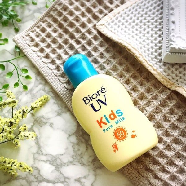 Sữa chống nắng dịu nhẹ Biore UV Kids Pure Milk 70ml với màng lọc vật lý an toàn cho bé từ 6 tháng tuổi