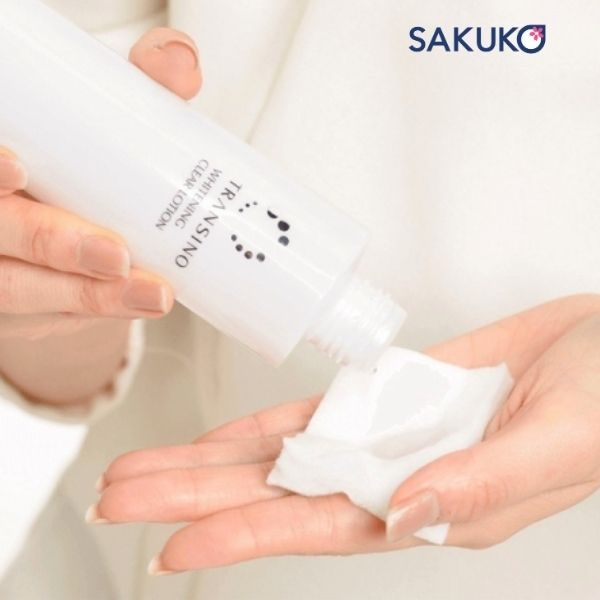 Bạn có thể dùng lotion trực tiếp hoặc sử dụng với bông tẩy trang