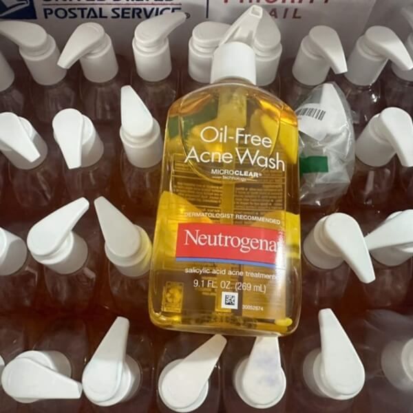 Sửa Rửa Mặt Neutrogena Oil-Free Acne Wash 269ml Mỹ