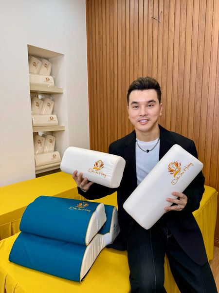 ƯNG HOÀNG PHÚC CHIA SẺ VỀ GỐI HỖ TRỢ CHĂM SÓC BẢO VỆ CỘT SỐNG DIỆU TÂM HƯƠNG