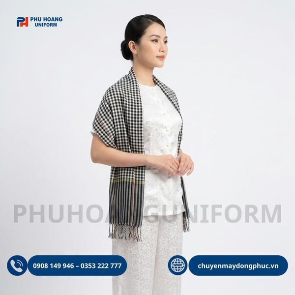 Bộ Bà Ba Gấm Trắng Phối Khăn Rằn – Vẻ Đẹp Thanh Lịch Đậm Chất Văn Hóa Việt Cho Ngành Dịch Vụ