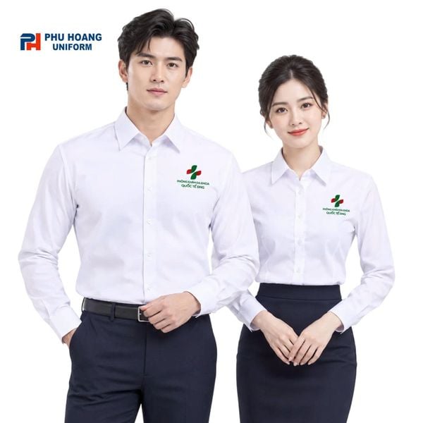 Nhân viên phòng khám mặc sơ mi trắng phối quần tây và chân váy tối màu, đồng phục may theo yêu cầu