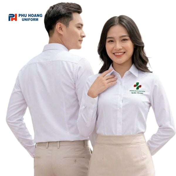 Áo sơ mi trắng nam nữ thêu&nbsp;logo Phòng khám Đa khoa Quốc tế DNG, may đồng phục theo yêu cầu