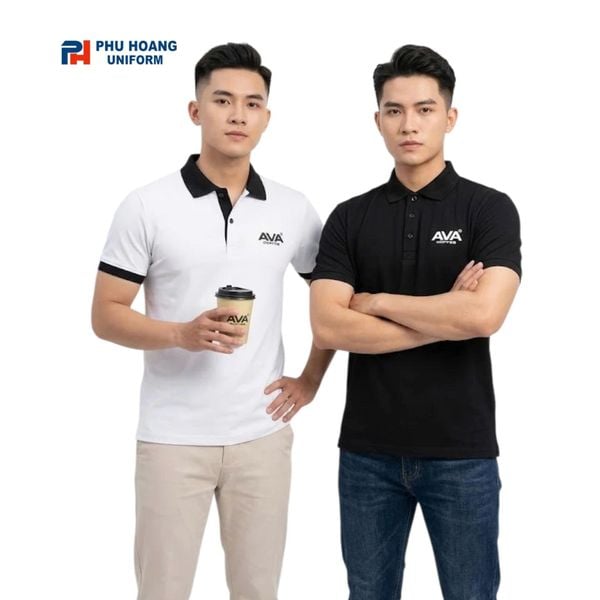 Nhân viên nam mặc áo polo trắng phối cổ đen và polo đen logo AVA Coffee, may đồng phục theo yêu cầu