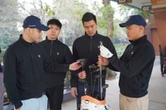 Golfer cùng quan sát bộ gậy tại Golf land