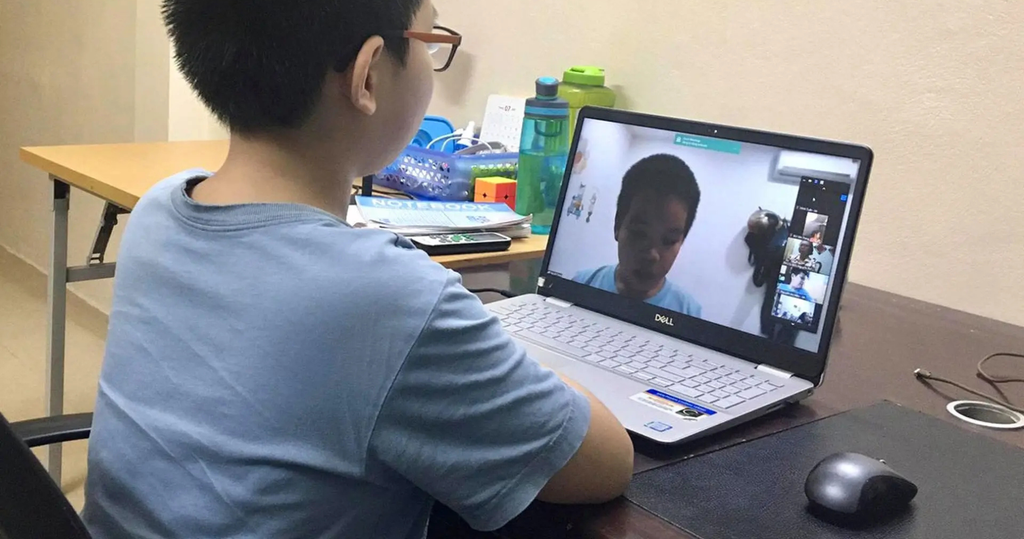 Học sinh đang sử dụng máy tính học online