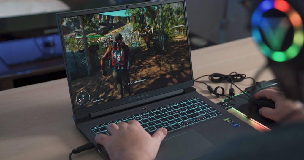 Người chơi game trên laptop