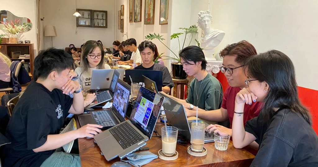 Nguồi dùng dùng laptop ở quán cafe